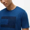 T-shirt com logótipo da bandeira tingida a índigo T-shirt com logótipo da bandeira tingida a índigo