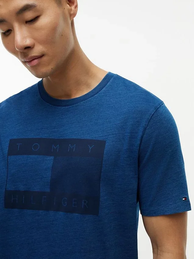 T-shirt com logótipo da bandeira tingida a índigo T-shirt com logótipo da bandeira tingida a índigo
