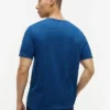 T-shirt com logótipo da bandeira tingida a índigo T-shirt com logótipo da bandeira tingida a índigo