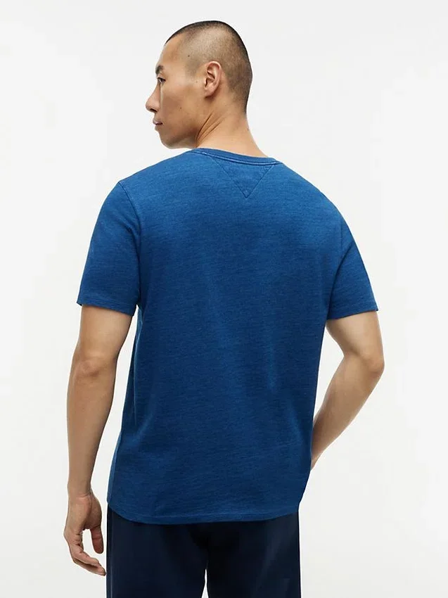 T-shirt com logótipo da bandeira tingida a índigo T-shirt com logótipo da bandeira tingida a índigo