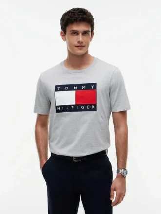 T-shirt com logótipo de bandeira grande