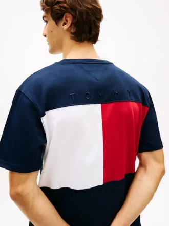 T-shirt com logótipo de bandeira nas costas e corte descontraído