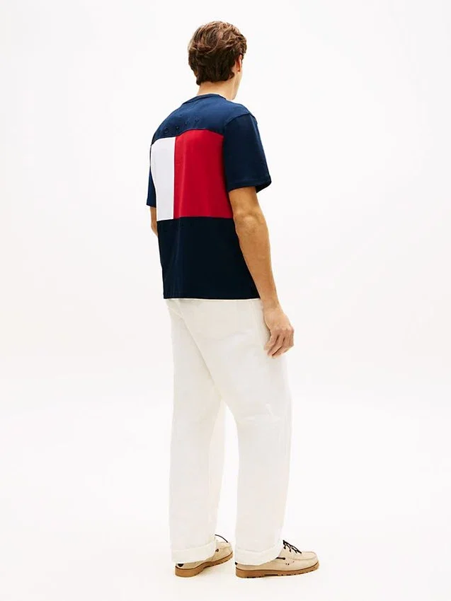 T-shirt com logótipo de bandeira nas costas e corte descontraído T-shirt com logótipo de bandeira nas costas e corte descontraído