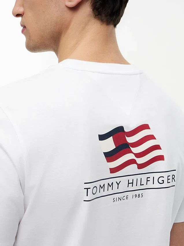 T-shirt com logótipo de bandeira ondulada nas costas T-shirt com logótipo de bandeira ondulada nas costas