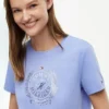 T-shirt com logótipo de folha de louro em folha metálica T-shirt com logótipo de folha de louro em folha metálica