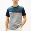 T-shirt com logótipo de riscas e bandeira em blocos de cor T-shirt com logótipo de riscas e bandeira em blocos de cor