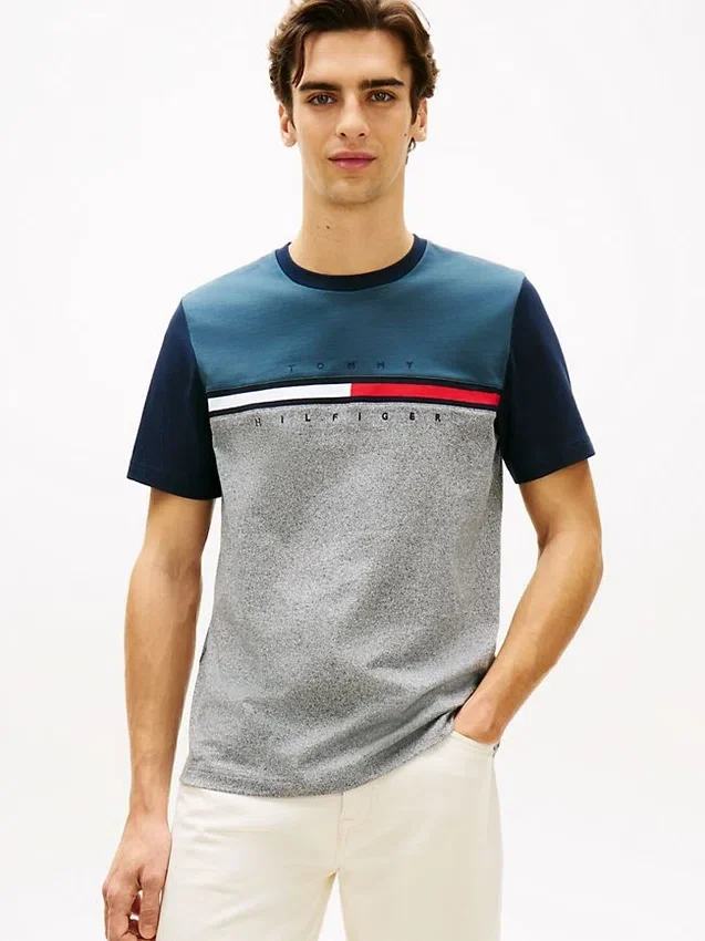 T-shirt com logótipo de riscas e bandeira em blocos de cor T-shirt com logótipo de riscas e bandeira em blocos de cor