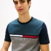 T-shirt com logótipo de riscas e bandeira em blocos de cor T-shirt com logótipo de riscas e bandeira em blocos de cor