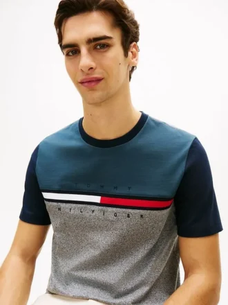 T-shirt com logótipo de riscas e bandeira em blocos de cor