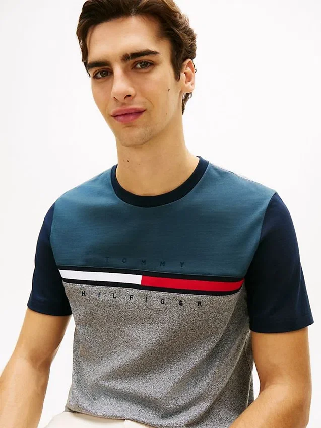 T-shirt com logótipo de riscas e bandeira em blocos de cor T-shirt com logótipo de riscas e bandeira em blocos de cor