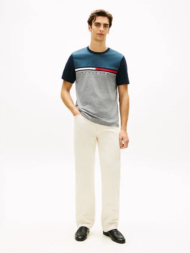 T-shirt com logótipo de riscas e bandeira em blocos de cor T-shirt com logótipo de riscas e bandeira em blocos de cor