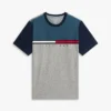 T-shirt com logótipo de riscas e bandeira em blocos de cor T-shirt com logótipo de riscas e bandeira em blocos de cor