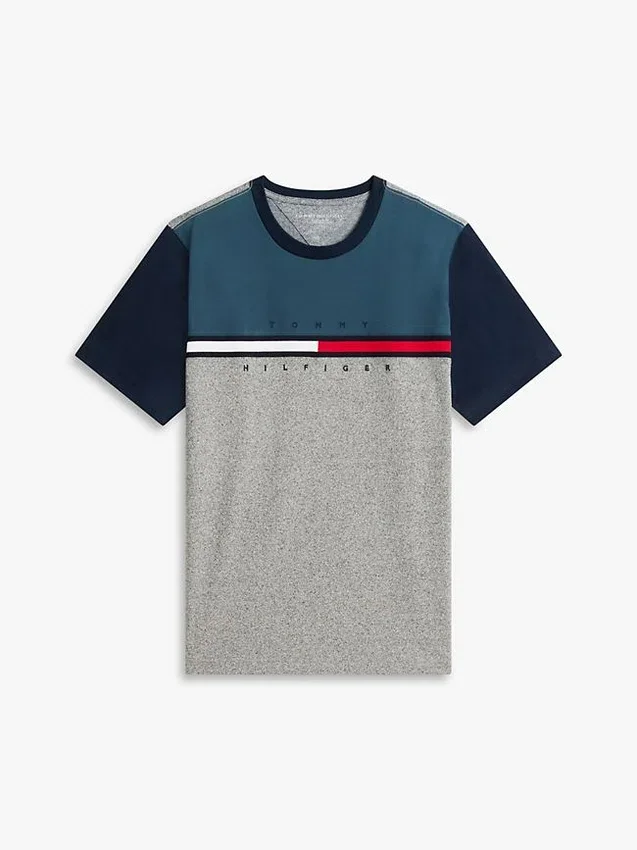 T-shirt com logótipo de riscas e bandeira em blocos de cor T-shirt com logótipo de riscas e bandeira em blocos de cor