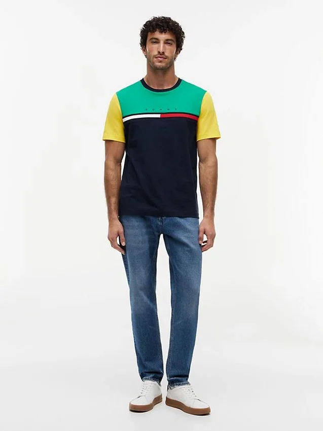 T-shirt com logótipo de riscas em blocos de cor T-shirt com logótipo de riscas em blocos de cor