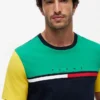T-shirt com logótipo de riscas em blocos de cor T-shirt com logótipo de riscas em blocos de cor
