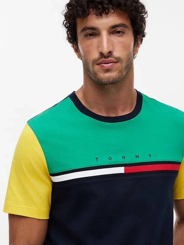 T-shirt com logótipo de riscas em blocos de cor T-shirt com logótipo de riscas em blocos de cor
