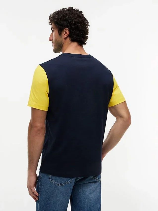 T-shirt com logótipo de riscas em blocos de cor T-shirt com logótipo de riscas em blocos de cor