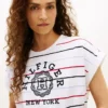 T-shirt com logótipo em arco e mangas dolman às riscas