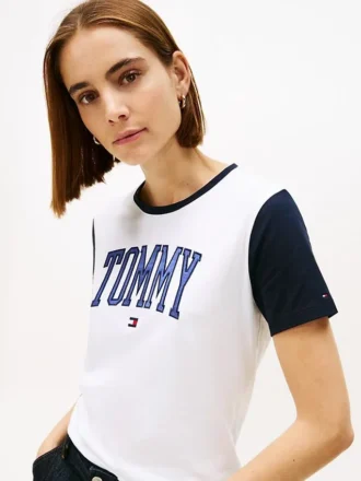 T-shirt com logótipo Tommy em estilo universitário