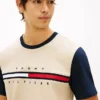 T-shirt com mangas contrastantes e logótipo da bandeira