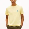 T-shirt com monograma bordado