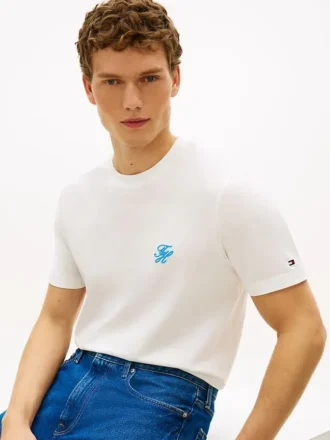 T-shirt com monograma bordado