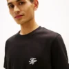 T-shirt com monograma bordado