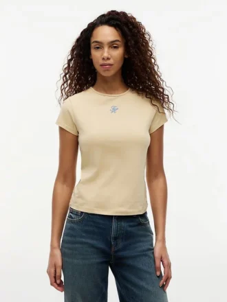 T-shirt com monograma em letra cursiva e corte justo