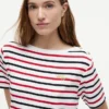 T-shirt com riscas e botões dourados