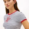 T-shirt com riscas e monograma bordado