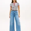 T-shirt com riscas e monograma bordado
