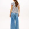 T-shirt com riscas e monograma bordado
