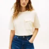 T-shirt de corte descontraído com bolso com botão dourado T-shirt de corte descontraído com bolso com botão dourado