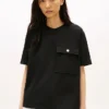 T-shirt de corte descontraído com bolso com botão dourado T-shirt de corte descontraído com bolso com botão dourado