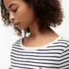T-shirt de corte justo com decote em barco T-shirt de corte justo com decote em barco