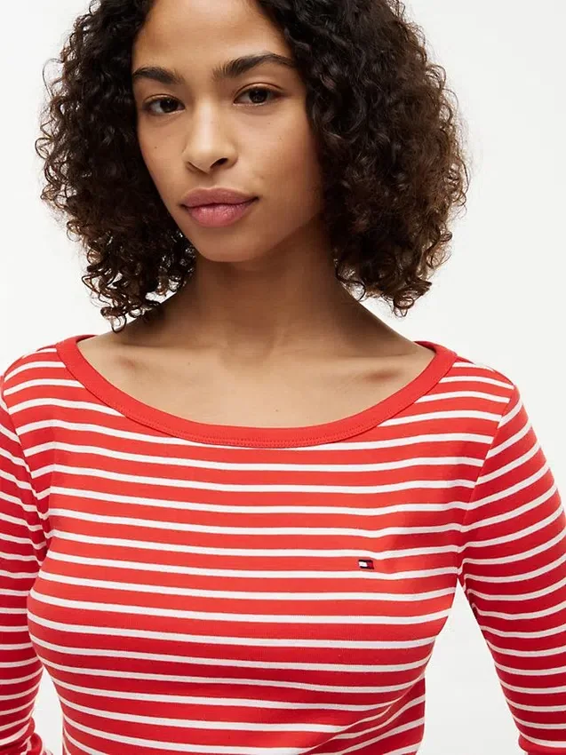 T-shirt de corte justo com decote em barco T-shirt de corte justo com decote em barco