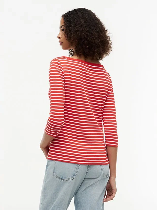 T-shirt de corte justo com decote em barco T-shirt de corte justo com decote em barco