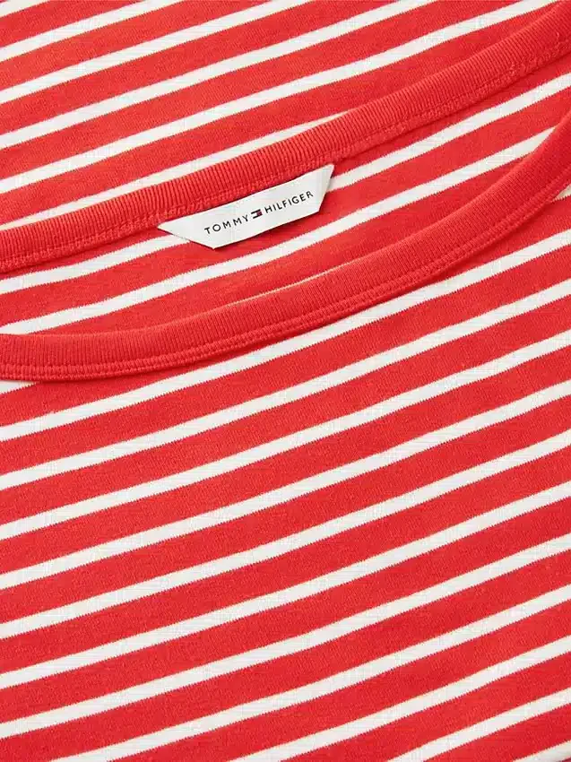 T-shirt de corte justo com decote em barco T-shirt de corte justo com decote em barco