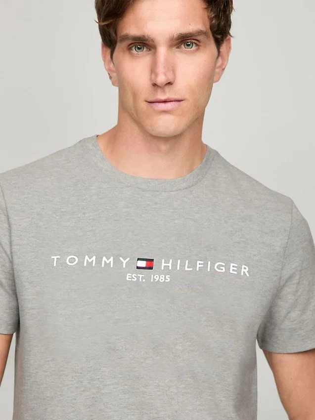 T-shirt de corte justo com logótipo Tommy bordado T-shirt de corte justo com logótipo Tommy bordado