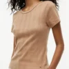 T-shirt de gola redonda com ponto de malha e corte justo T-shirt de gola redonda com ponto de malha e corte justo