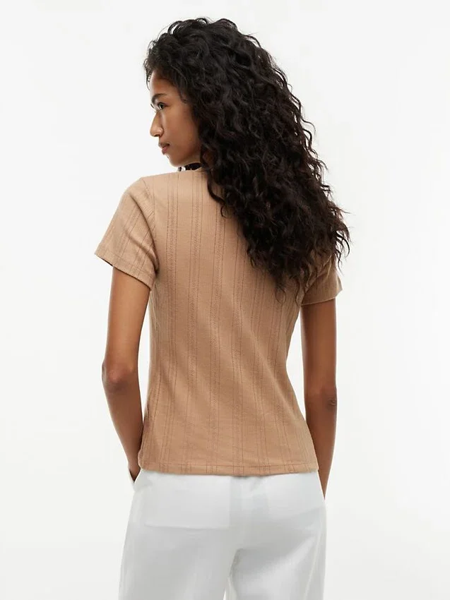T-shirt de gola redonda com ponto de malha e corte justo T-shirt de gola redonda com ponto de malha e corte justo