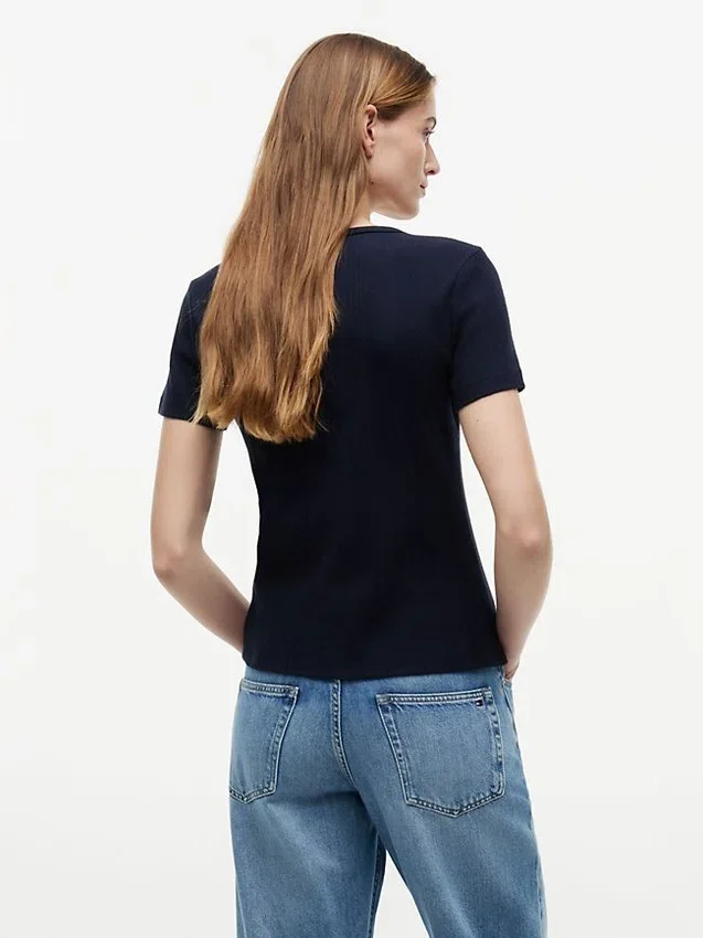 T-shirt de gola redonda com ponto de malha e corte justo T-shirt de gola redonda com ponto de malha e corte justo