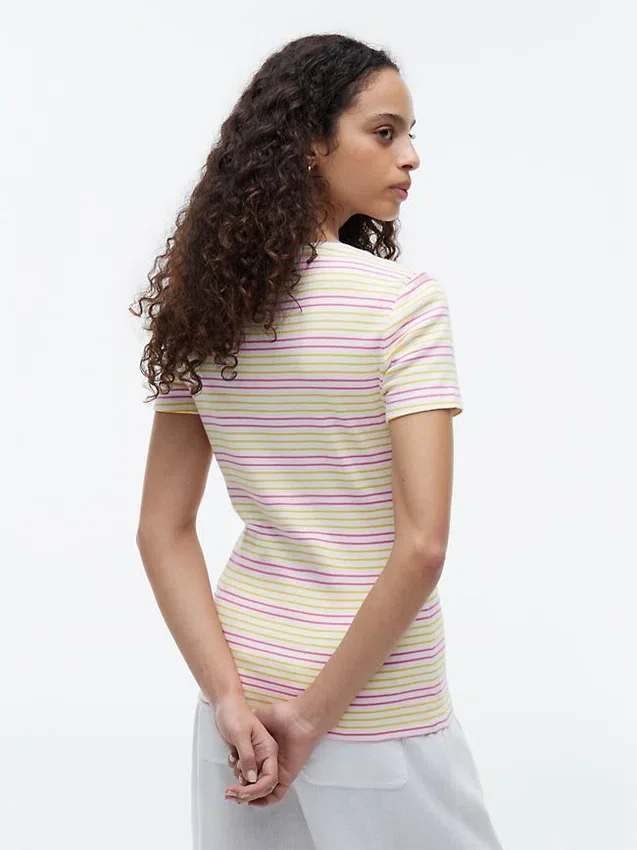 T-shirt Favorite com gola em V às riscas T-shirt Favorite com gola em V às riscas