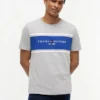 T-shirt Hilfiger com logótipo em riscas T-shirt Hilfiger com logótipo em riscas
