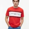 T-shirt Hilfiger com logótipo em riscas T-shirt Hilfiger com logótipo em riscas