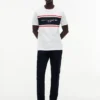 T-shirt Hilfiger com logótipo em riscas T-shirt Hilfiger com logótipo em riscas