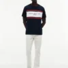 T-shirt Hilfiger com logótipo em riscas T-shirt Hilfiger com logótipo em riscas
