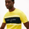 T-shirt Hilfiger com logótipo em riscas T-shirt Hilfiger com logótipo em riscas