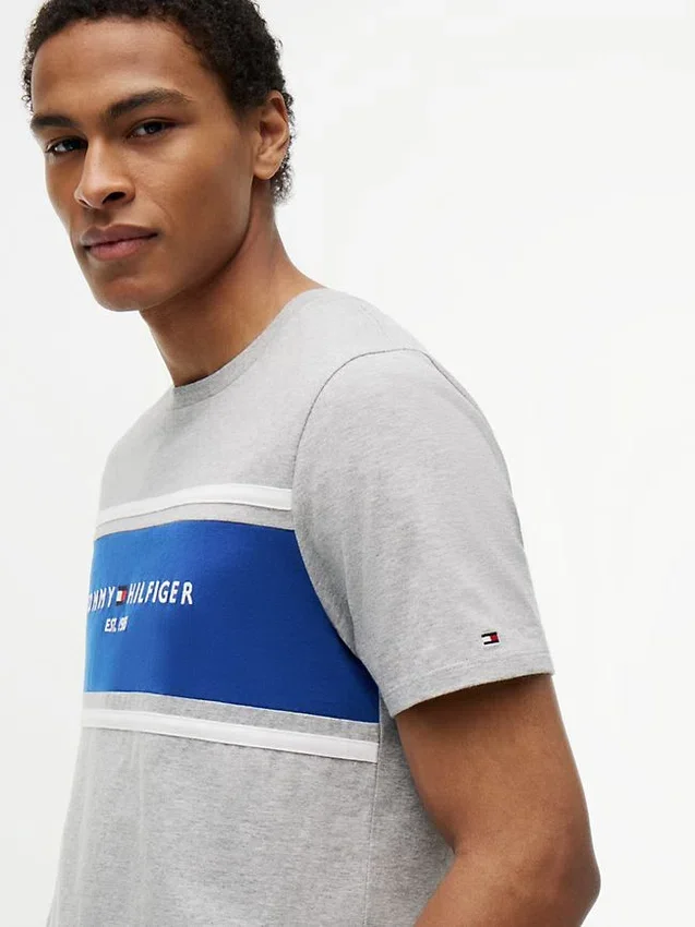 T-shirt Hilfiger com logótipo em riscas T-shirt Hilfiger com logótipo em riscas