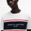 T-shirt Hilfiger com logótipo em riscas T-shirt Hilfiger com logótipo em riscas